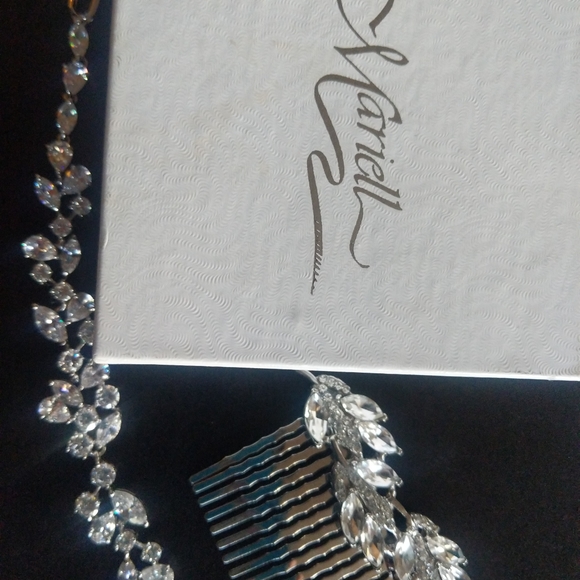 Bridal set by Marielle. Includes comb, earrings and bracelet. - Picture 3 of 7